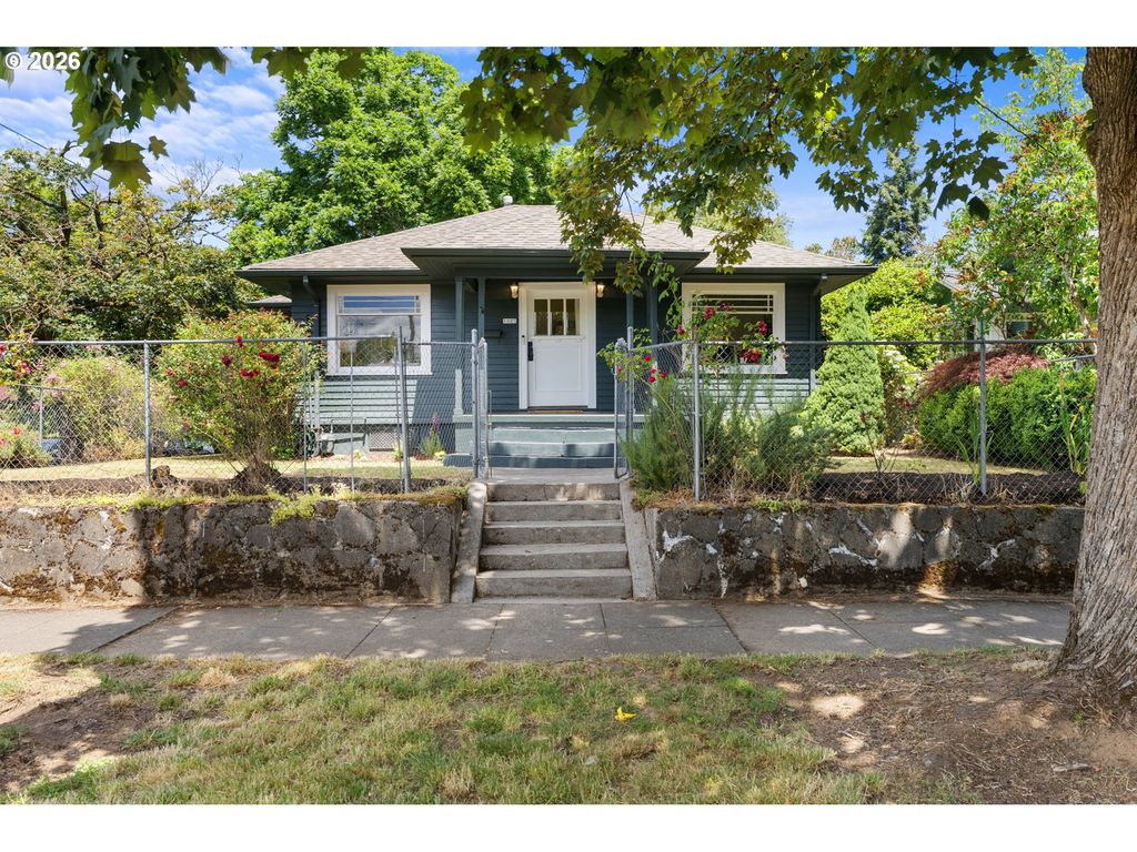 1005 Ne JARRETT St, Portland, OR 97211