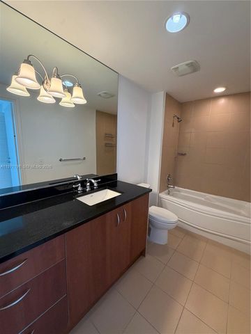 300 S Biscayne Blvd T-3314, Miami, FL 33131