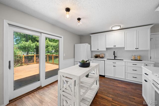 1437 Sunnytree Lane, Ballwin, MO 63021
