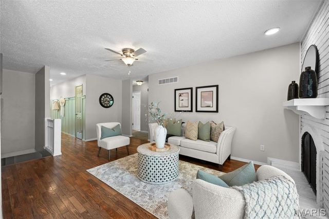 1437 Sunnytree Lane, Ballwin, MO 63021