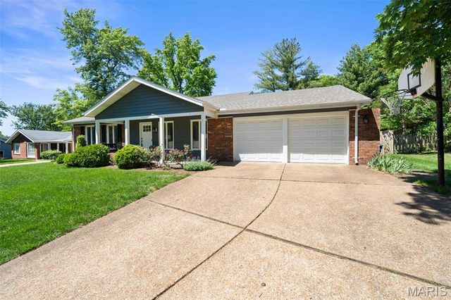 1437 Sunnytree Lane, Ballwin, MO 63021