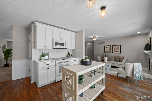 1437 Sunnytree Lane, Ballwin, MO 63021