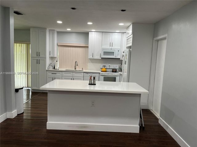 7200 NW 10th Pl, Plantation, FL 33313