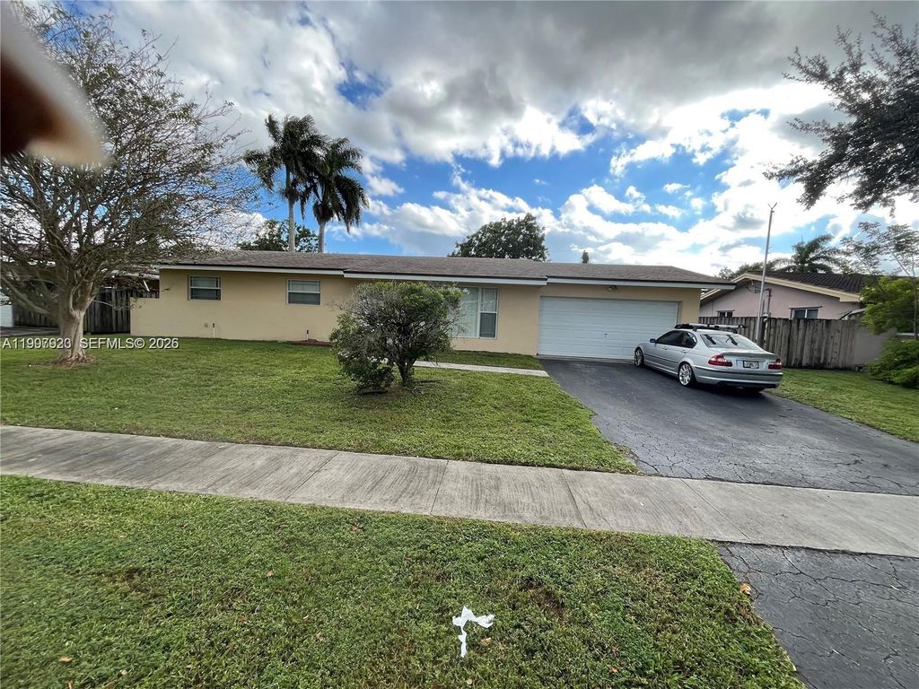7200 NW 10th Pl, Plantation, FL 33313