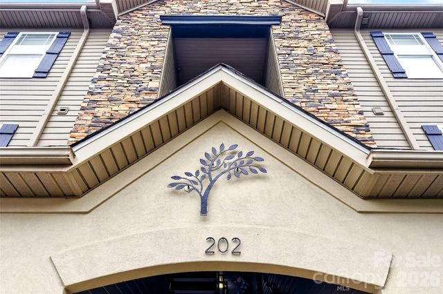 202 Brickton Village Circle 201, Fletcher, NC 28732