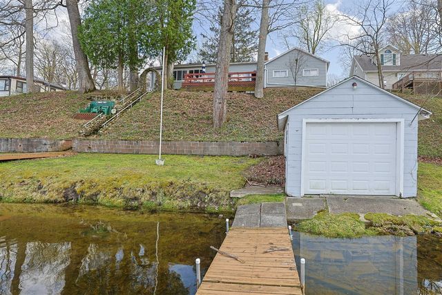 15899 Lakeview Drive, Buchanan, MI 49107