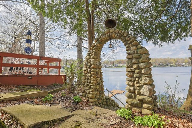 15899 Lakeview Drive, Buchanan, MI 49107