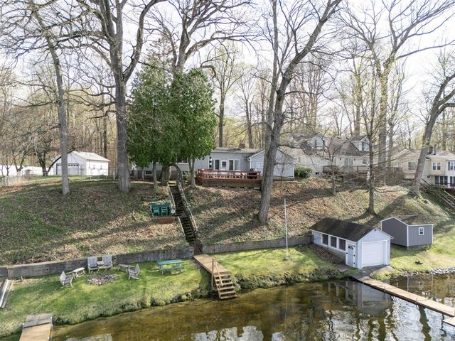 15899 Lakeview Drive, Buchanan, MI 49107