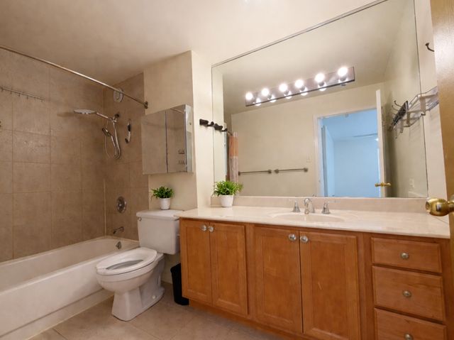 211 E Ohio Street 2409, Chicago, IL 60611