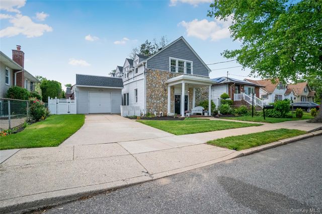 17 Oxford Street, Malverne, NY 11565