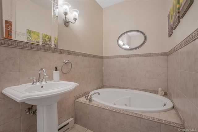 17 Oxford Street, Malverne, NY 11565