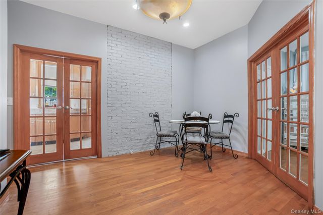 17 Oxford Street, Malverne, NY 11565