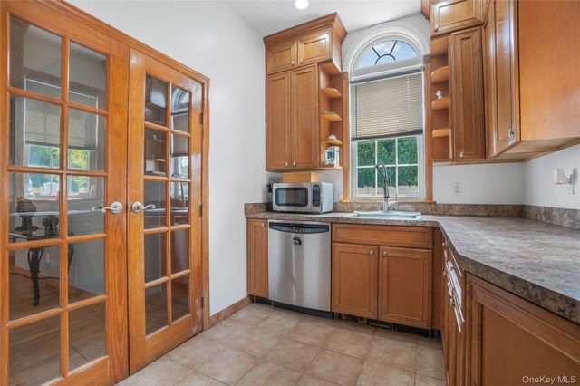 17 Oxford Street, Malverne, NY 11565