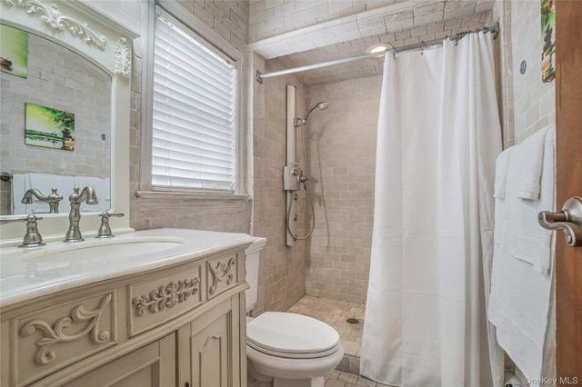 17 Oxford Street, Malverne, NY 11565