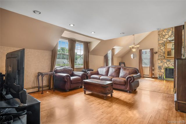 17 Oxford Street, Malverne, NY 11565