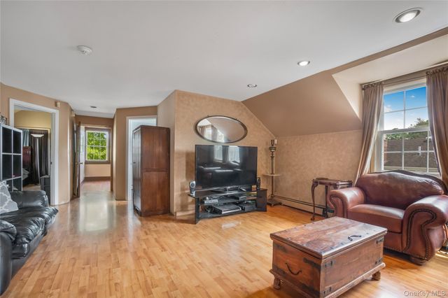 17 Oxford Street, Malverne, NY 11565