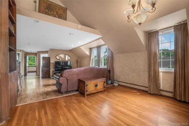 17 Oxford Street, Malverne, NY 11565