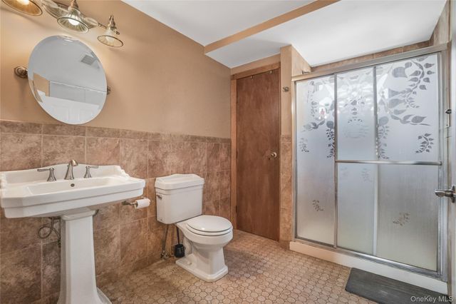17 Oxford Street, Malverne, NY 11565