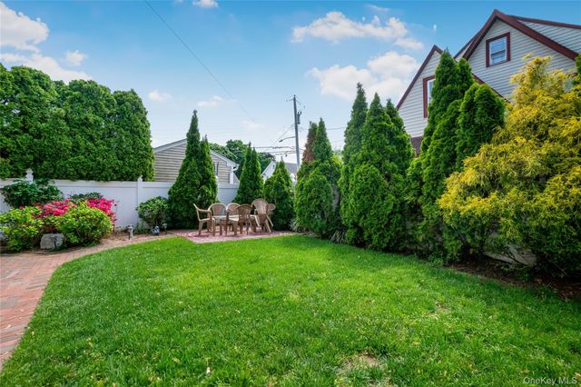 17 Oxford Street, Malverne, NY 11565