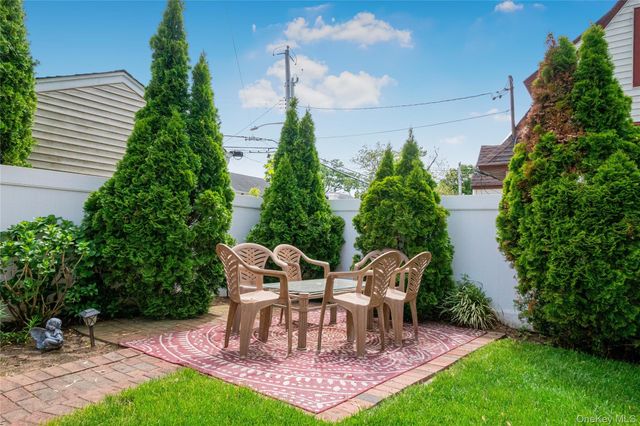 17 Oxford Street, Malverne, NY 11565