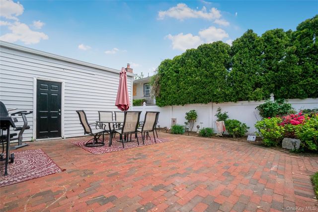 17 Oxford Street, Malverne, NY 11565
