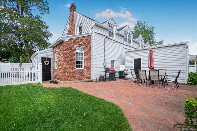 17 Oxford Street, Malverne, NY 11565