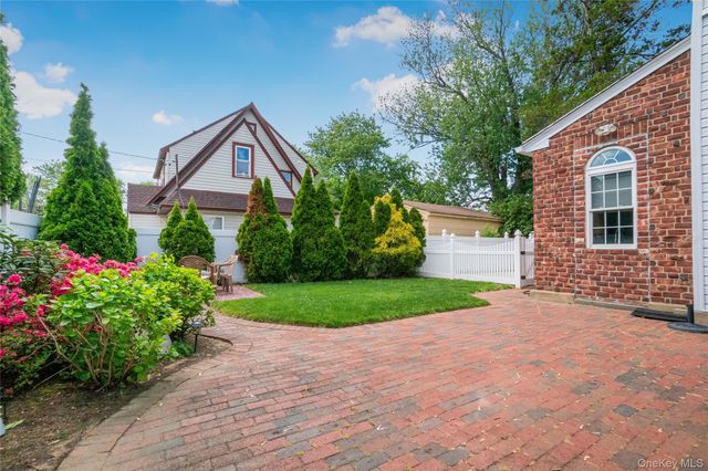 17 Oxford Street, Malverne, NY 11565