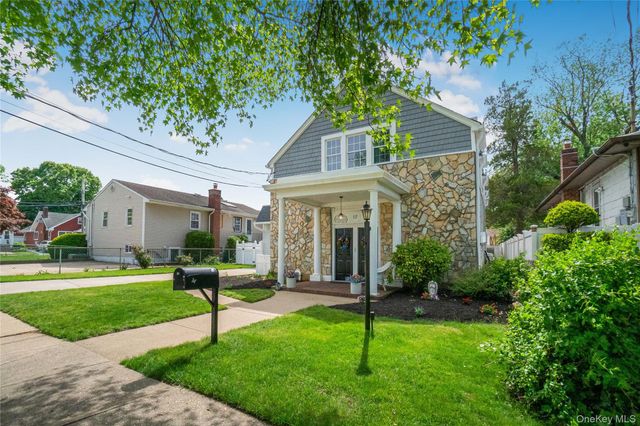 17 Oxford Street, Malverne, NY 11565