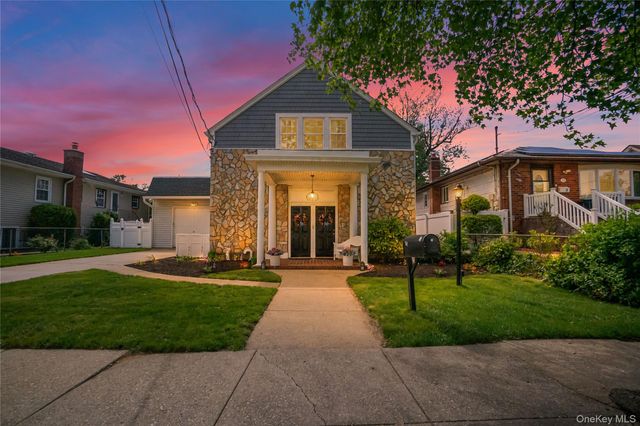 17 Oxford Street, Malverne, NY 11565