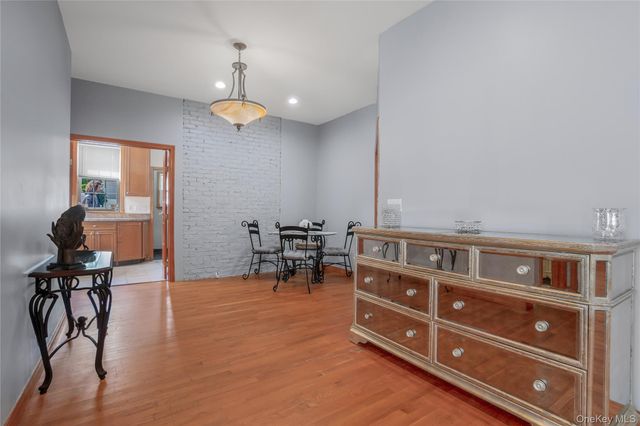17 Oxford Street, Malverne, NY 11565
