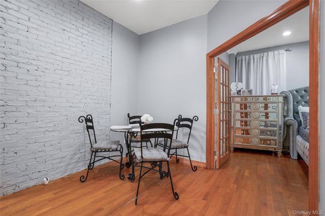 17 Oxford Street, Malverne, NY 11565