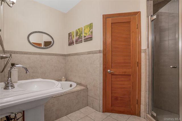 17 Oxford Street, Malverne, NY 11565