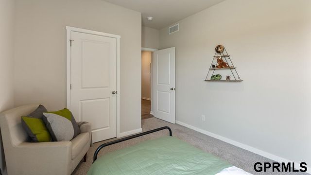 6062 N 185th Avenue, Elkhorn, NE 68022