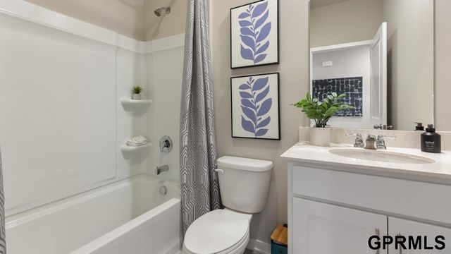6062 N 185th Avenue, Elkhorn, NE 68022