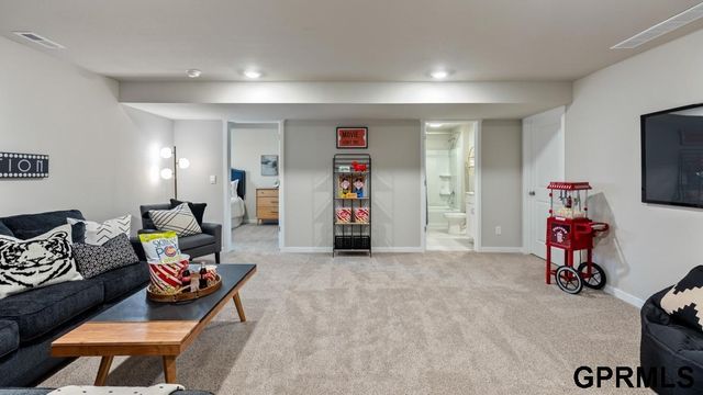 6062 N 185th Avenue, Elkhorn, NE 68022