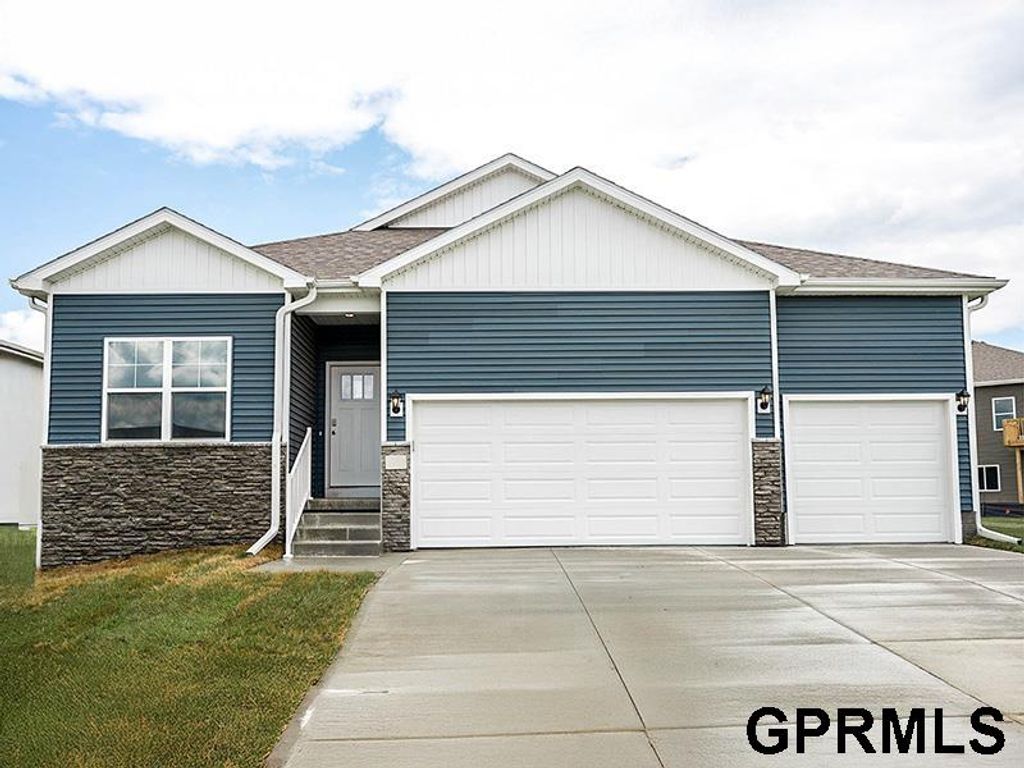 6062 N 185th Avenue, Elkhorn, NE 68022