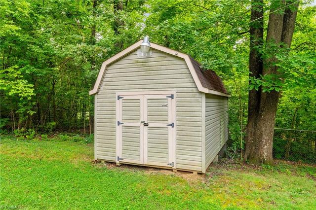 1111 Forest Lane, Thomasville, NC 27360