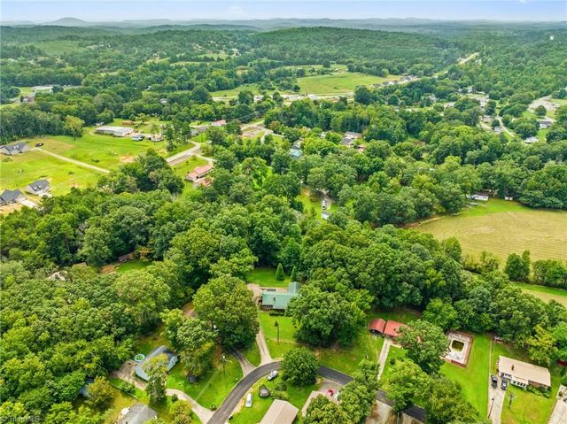 1111 Forest Lane, Thomasville, NC 27360