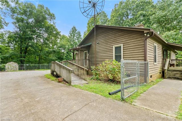 1111 Forest Lane, Thomasville, NC 27360