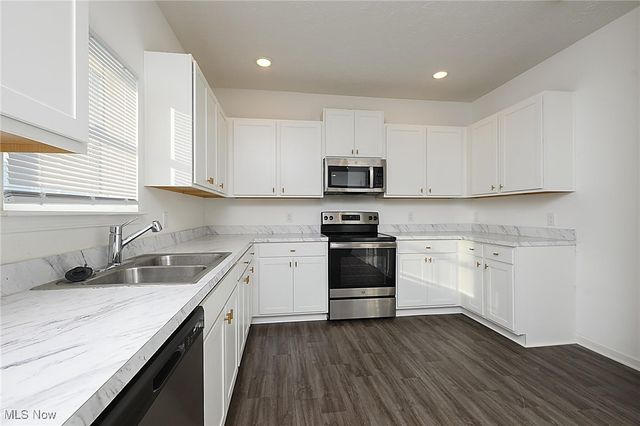 568 Auld Farm Circle, Akron, OH 44320