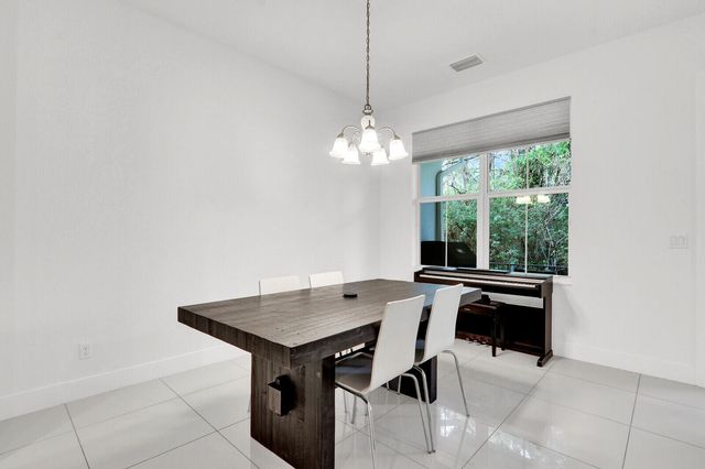 7113 Kensington Court, Palm Beach Gardens, FL 33418