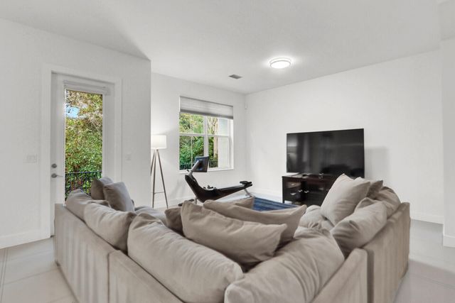 7113 Kensington Court, Palm Beach Gardens, FL 33418