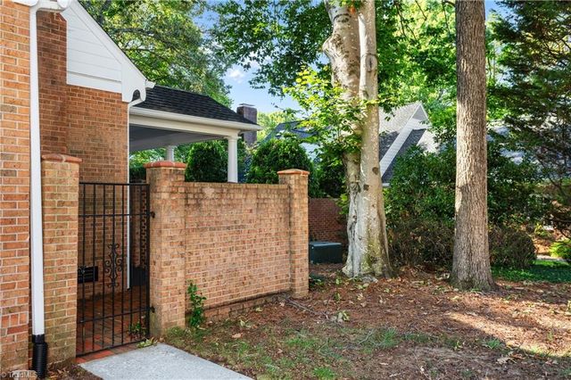 7 Ashton Square, Greensboro, NC 27408