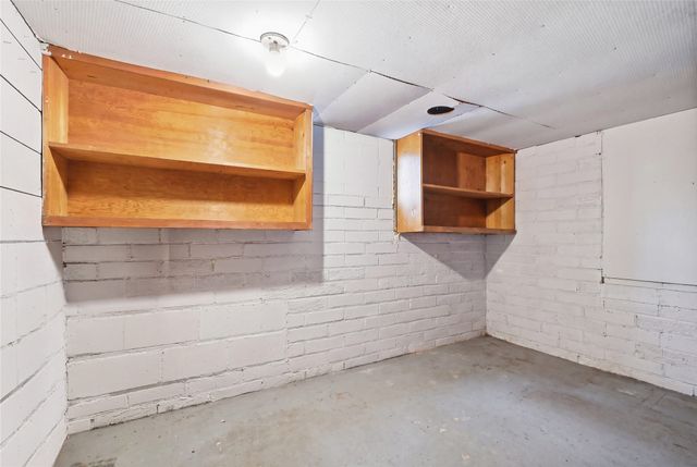 1602 E 32nd Court, Des Moines, IA 50317