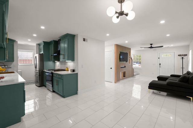 31 Woodleaf Court, Charleston, SC 29407