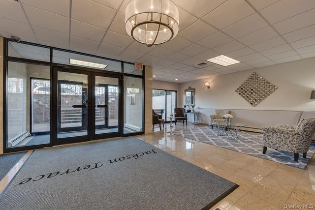 101 Jackson Avenue 2J, Mineola, NY 11501