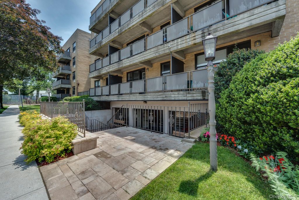 101 Jackson Avenue 2J, Mineola, NY 11501