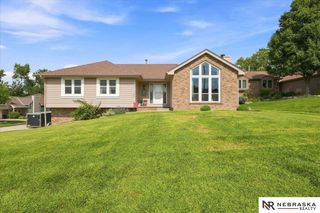 9120 DREXEL Circle, Omaha, NE 68127