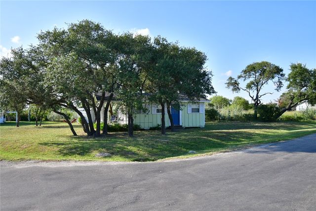 1 Sherwood Dr, Rockport, TX 78382