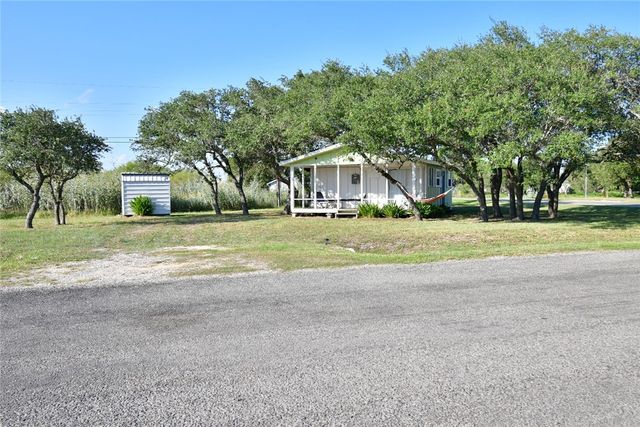1 Sherwood Dr, Rockport, TX 78382